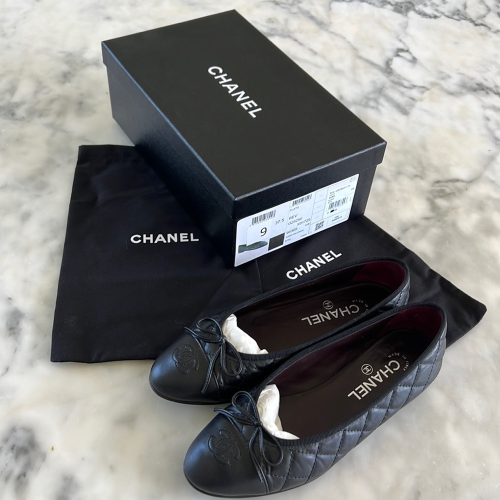 AUTHENTIC CHANELQuilted black flats sz 37.5 (7.5)